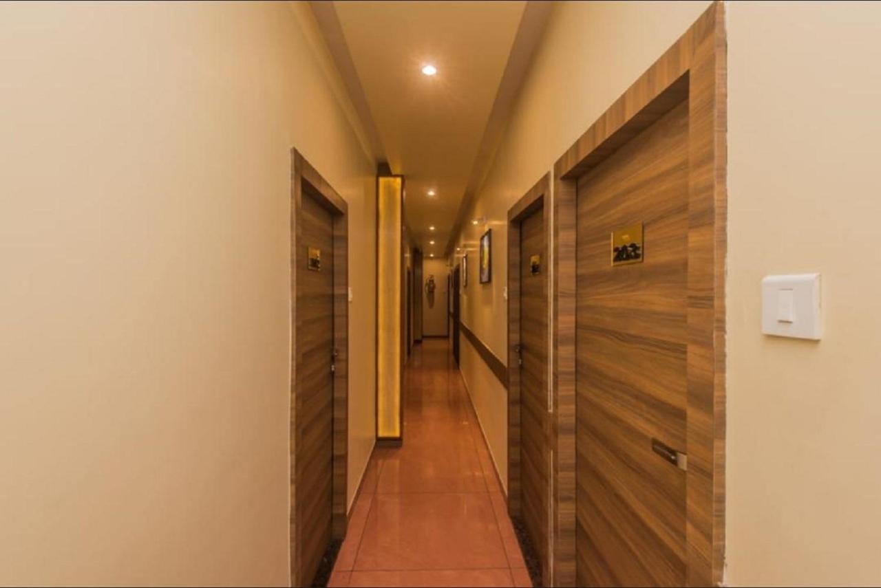 Aster Hotel Near Mumbai Airport Екстер'єр фото
